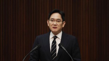 Jaksa berpendapat JY Lee dan eksekutif senior Samsung menyuap pembantu dekat mantan Presiden Korea Selatan Park Guen-hye untuk mendapatkan dukungan pemerintah dalam penggabungan dua afiliasi Samsung yang kontroversial untuk meningkatkan kontrol JY Lee atas grup bisnisnya. Foto: AP/Kim Hong-Ji