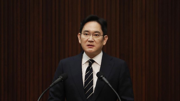 Samsung Electronics Vice Chairman Lee Jae-yong attends a news conference at a companys office building in Seoul, South Korea, Wednesday, May 6, 2020. Lee on Wednesday issued a statement of remorse but offered no clear admission of wrongdoing over his alleged involvement in a 2016 corruption scandal that spurred massive street protests and sent South Korea’s then-president to prison. (Kim Hong-Ji/Pool Photo via AP)