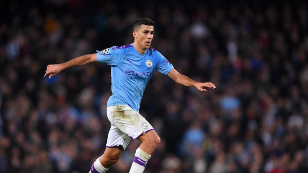 MANCHESTER, ENGLAND - NOVEMBER 26: Rodri of Manchester City runs with the ball during the UEFA Champions League group C match between Manchester City and Shakhtar Donetsk at Etihad Stadium on November 26, 2019 in Manchester, United Kingdom. (Photo by Laurence Griffiths/Getty Images)