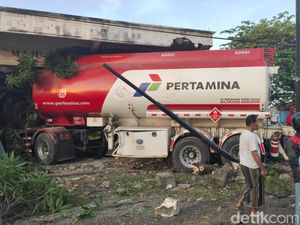 Ibu Bonceng Tiga Anaknya Ditabrak Truk Tangki, 3 Orang Tewas