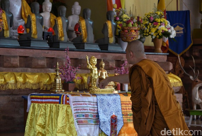 IBADAH WAISAK DI VIHARA DHANAGUN Umat Buddha mengikuti ibadah Puja Bakti Waisak 2564 BE/2020 di Vihara Dhanagun, Suryakencana, Kota Bogor, Jawa Barat, Kamis (7/5/2020). Ibadah Puja Bakti Waisak yang dilakukan secara live streaming melalui media daring di saat pandemi virus Corona (COVID-19) sehingga dapat diikuti umat Buddha di rumahnya masing-masing tersebut mengambil tema Mawas Diri dan Toleransi Jaga Keharmonisan Bangsa. ANTARA FOTO/Arif Firmansyah/nz