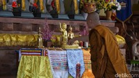 Bikkhu Dhammiko memulai rangkaian upacara Trisuci Waisak 2564 BE/2020 di Vihara Wisma Vipassana Kusalacitta, Bekasi, Jawa Barat Kamis (7/5/2020). 