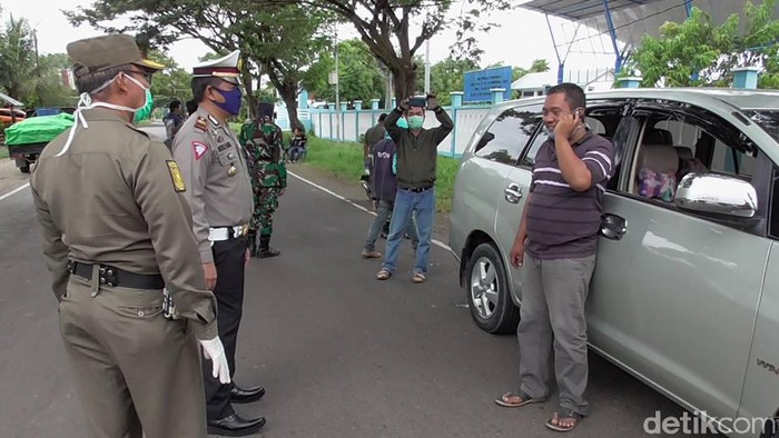 Petugas melakukan pengecekan di Polewali Mandar (Abdy Febriady/detikcom)