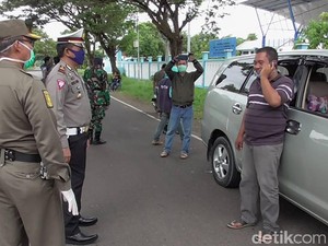 Cegah Corona, Petugas Sisir Warga yang Hendak Keluar-Masuk di Polman