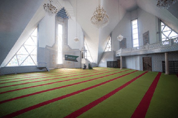 Masjid Lala Tulpan diketahui dapat menampung hingga 1000 jamaah. Tak hanya menjadi tempat beribadah umat Muslim, masjid ini juga memiliki sejumlah fasilitas penunjang lainnya mulai dari madrasah, perpustakaan, ruang pertemuan, ruang belajar, serta sebuah ruang penelitian yang dapat menampung hingga 100 siswa. Istimewa/Dok. www.kontraktorkubahmasjid.com. Masjid Lala Tulpan diketahui dapat menampung hingga 1000 jamaah. Tak hanya menjadi tempat beribadah umat Muslim, masjid ini juga memiliki sejumlah fasilitas penunjang lainnya mulai dari madrasah, perpustakaan, ruang pertemuan, ruang belajar, serta sebuah ruang penelitian yang dapat menampung hingga 100 siswa. Istimewa/Dok. www.kontraktorkubahmasjid.com.