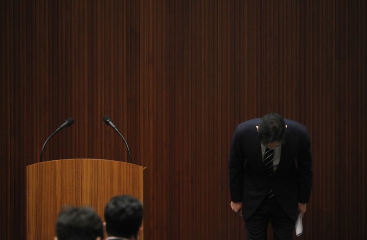 Samsung Electronics Vice Chairman Lee Jae-yong bows during a news conference at a companys office building in Seoul, South Korea, Wednesday, May 6, 2020. Lee on Wednesday issued a statement of remorse but offered no clear admission of wrongdoing over his alleged involvement in a 2016 corruption scandal that spurred massive street protests and sent South Korea’s then-president to prison. (Kim Hong-Ji/Pool Photo via AP)