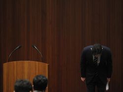 Pangeran Samsung Bungkukkan Badan Minta Maaf ke Publik