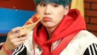 Anggota BTS berusia 27 tahun ini merupakan seorang rapper di grupnya. Begini lucunya saat ia berpose dengan sepotong pizza peperoni di Pizza Laundry yang merupakan gerai pizza terkenal di Korea. Foto: Istimewa