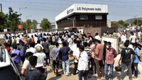 Koordinator rumah sakit di distrik itu, B K Naik, mengatakan ada 1.000 orang yang telah dilarikan ke beberapa rumah sakit dan dikhawatirkan banyak orang lainnya akan tak sadarkan diri di rumah mereka.