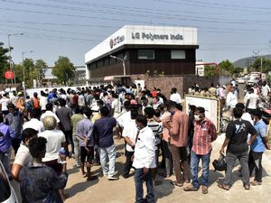 Warga India Demo Sambil Bawa Mayat ke Pabrik Kimia Usai Peristiwa Kebocoran Gas