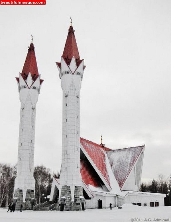 Masjid Lala Tulpan juga memiliki dua menara kembar yang tingginya mencapai 53 meter. Tak hanya mendapat predikat sebagai salah satu masjid dengan menara tertinggi di Rusia, masjid ini juga diketahui menjadi salah satu masjid terbesar di Negeri Beruang Merah. Istimewa/Dok. www.beautifulmosque.com. Masjid Lala Tulpan juga memiliki dua menara kembar yang tingginya mencapai 53 meter. Tak hanya mendapat predikat sebagai salah satu masjid dengan menara tertinggi di Rusia, masjid ini juga diketahui menjadi salah satu masjid terbesar di Negeri Beruang Merah. Istimewa/Dok. www.beautifulmosque.com.