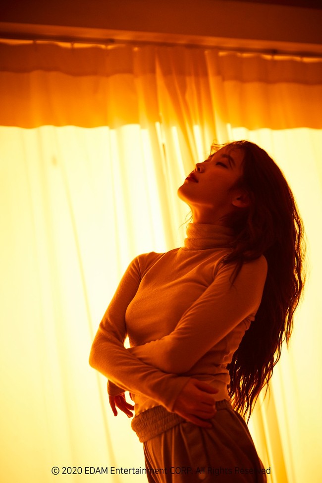 8. IUIU menjadi standar kecantikan di Korea baik untuk wajah maupun tubuhnya. Dengan tinggi 161 cm dan berat 44 kg, ia dianggap punya bentuk badan yang ideal. IU pun disebut cocok pakai apa saja mulai dari dress hingga celana pendek. Foto: Dok. EDAM Entertainment