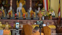 Upacara Trisuci Waisak disiarkan online untuk menghindari penyebaran virus Corona (COVID-19).
