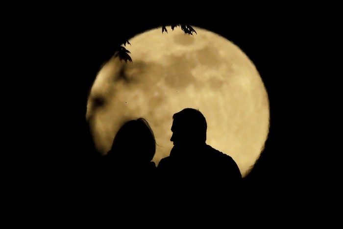 Pesona Fenomena Supermoon Terakhir 2020 Fenomena Supermoon terakhir tahun ini, yakni Super Flower Moon, muncul pekan ini. Fenomena itu dapat dilihat mulai Rabu (6/5/2020) hingga tiga hari ke depan.