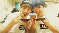 Momen Suga dan Jimin BTS saat menikmati hidangan mie ini diambil ketika mereka baru debut lho foodies. Foto: Istimewa