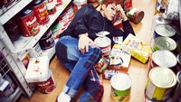 Terkenal bisa memasak, Suga BTS pun memiliki konsep photoshoot bersama beberapa kaleng dan makanan kemasan.  Foto: Istimewa