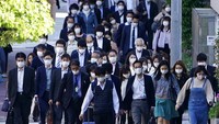 Warga yang menggunakan masker  saat menuju tempat kerja di Tokyo, Jepang, Kamis (7/5/2020).  