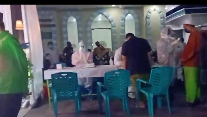 ratusan jemaah jalani rapid test usai salat tarawih
