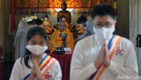 Beberapa umat Buddha mengikuti ibadah Puja Bakti Waisak 2564 BE/2020 di Vihara Dhanagun, Suryakencana, Kota Bogor. Ibadah Puja Bakti Waisak dilakukan secara live streaming agar diikuti umat Buddha di rumahnya masing-masing.