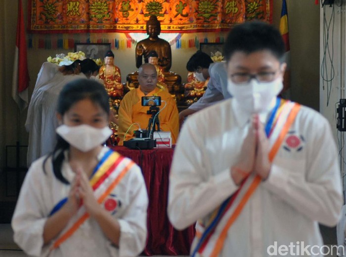 Umat Buddha mengikuti ibadah Puja Bakti Waisak 2564 BE/2020 di Vihara Dhanagun, Suryakencana, Kota Bogor, Jawa Barat, Kamis (7/5/2020). Ibadah Puja Bakti Waisak yang dilakukan secara live streaming melalui media daring di saat pandemi virus Corona (COVID-19) sehingga dapat diikuti umat Buddha di rumahnya masing-masing tersebut mengambil tema Mawas Diri dan Toleransi Jaga Keharmonisan Bangsa. ANTARA FOTO/Arif Firmansyah/nz