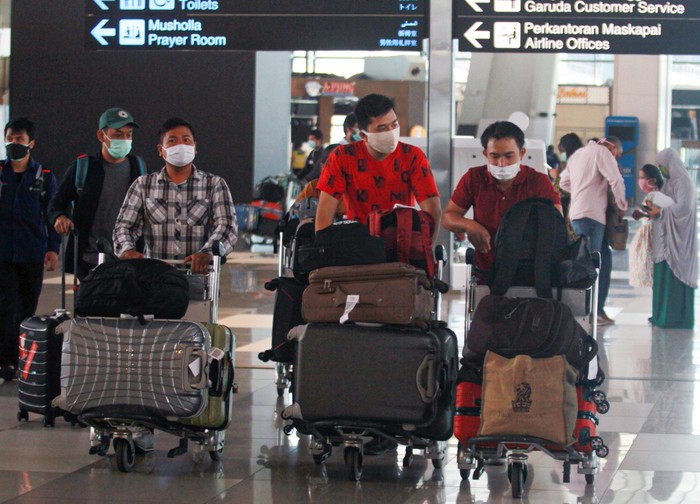 PENERBANGAN DOMESTIK DIBUKA KEMBALI Seorang calon penumpang dengan ijin khusus berobat menunjukan surat syarat terbang di Terminal 3 Bandara Soekarno Hatta, Tangerang, Banten, Kamis (7/5/2020). Pemerintah melalui kementerian Perhubungan membuka kembali penerbangan domestik dengan penumpang bersyarat seperti pebisnis, penumpang Repatriasi, perjalanan dinas pejabat negara dan tamu negara dengan wajib menyertakan surat keterangan Negatif COVID-19 dari rumah sakit. ANTARA FOTO/Muhammad Iqbal/nz