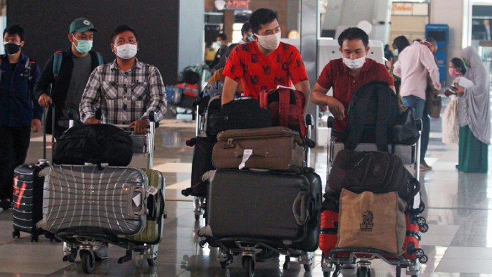 Seorang calon penumpang dengan ijin khusus berobat menunjukan surat syarat terbang di Terminal 3 Bandara Soekarno Hatta, Tangerang, Banten, Kamis (7/5/2020). Pemerintah melalui  kementerian Perhubungan  membuka kembali penerbangan domestik dengan penumpang bersyarat seperti pebisnis, penumpang Repatriasi, perjalanan dinas pejabat negara  dan tamu negara dengan wajib menyertakan surat keterangan Negatif COVID-19 dari rumah sakit. ANTARA FOTO/Muhammad Iqbal/nz