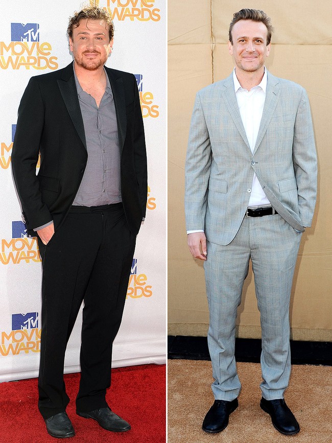 Bintang serial How I Met Your Mother, Jason Segel, sukses bikin pangling dengan transformasi penampilannya setelah sukses menurunkan berat badan. Dia memangkas 13 kg beratnya. Aku menjalani hidup sehat, olahraga, makan yang benar, tidak ada lagi pizza tengah malam, katanya pada 2017. Foto: Dok. Instagram, Dok. Getty Images