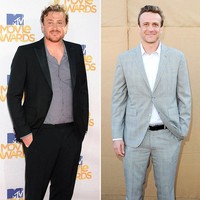 Bintang serial How I Met Your Mother, Jason Segel, sukses bikin pangling dengan transformasi penampilannya setelah sukses menurunkan berat badan. Dia memangkas 13 kg beratnya. Aku menjalani hidup sehat, olahraga, makan yang benar, tidak ada lagi pizza tengah malam, katanya pada 2017. Foto: Dok. Instagram, Dok. Getty Images