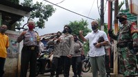 Kepala Lembaga Pelatihan Profesi Kepolisian, Kombes pol Sulistiana memberikan bantuan Paket sembako, vitamin dan masker kepada warga sekitar STIK-Polri di Kelurahan Petogogan, Kebayoran Baru. dok. STIK