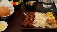 Menu makan Thoriqul ini disantapnya saat menumpang pesawat Garuda Indonesia. Menunya ada nasi jagung dan urap. Kayak makan di rumah, ujar Thoriqul. Foto: instagram @thoriquhaq