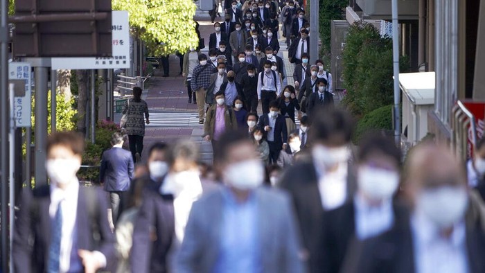 Jepang memperpanjang masa status keadaan darurat hingga 31 Mei. Jepang bersiap untuk pertempuran panjang menghadapi pandemi Corona.People wear masks as they commute during the morning rush hour Thursday, May 7, 2020, in Tokyo. Prime Minister Shinzo Abe announced that Japan extend a state of emergency until end of May. (AP Photo/Eugene Hoshiko)