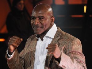 Evander Holyfield Gantikan Oscar De La Hoya Naik Ring Pekan Depan