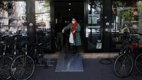 Seorang pelanggan meninggalkan toko setelah memperbaiki sepedanya di Paris, Prancis (6/5/2020).  Kementerian Lingkungan Hidup Perancis membuat program hingga 20 juta euro yang salah satu penggunaanya untuk  perbaikan  sepeda bekas. Satu unit sepeda bekas memperoleh subsidi hingga 55 euro atau sekitar Rp 800.000. Setidaknya ada 30.000 sepeda di Prancis.