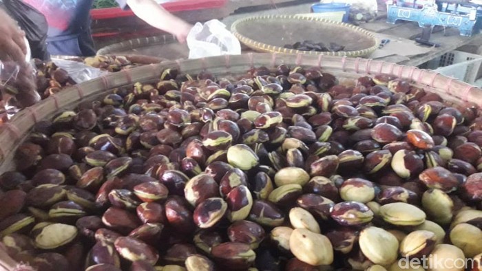 Pedagang Jengkol di Pasar Induk Pasirhayam Kabupaten Cianjur