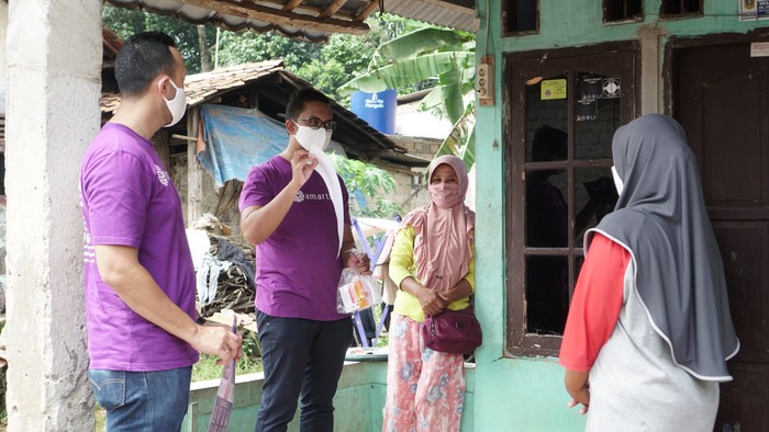 Bantuan Desa Lawan Corona Berfokus pada pemberdayaan perempuan pengusaha mikro di desa, menyalurkan donasi #DesaLawanCorona, di lingkungan Desa Ciseeng, Bogor, Jawa Barat.