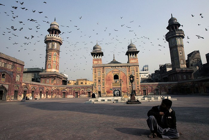 Melihat Masjid Wazir Khan Peninggalan Dinasti Mughal di Pakistan Di kota Lahore, Pakistan, berdiri sebuah masjid yang telah berusia lebih dari 300 tahun. Tempat ibadah peninggalan dinasti Mughal itu bernama Masjid Wazir Khan.