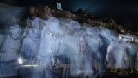 Para biksu Buddha berjalan di sekitar candi Borobudur selama prosesi Pradaksina sebagai bagian dari perayaan Hari Waisak pada 19 Mei 2019 di Magelang, Jawa Tengah.