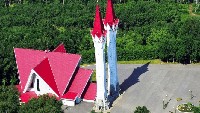 Bentuk bangunan Masjid Lala Tulpan tergolong unik dan tak biasa. Bentuk atap masjid itu berbentuk tiga limas yang tampak tersusun satu sama lain. Istimewa/Dok. www.kontraktorkubahmasjid.com.
