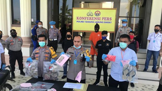 Polisi menunjukkan barang bukti pembunuhan wanita tinggal kerangka di Jambi