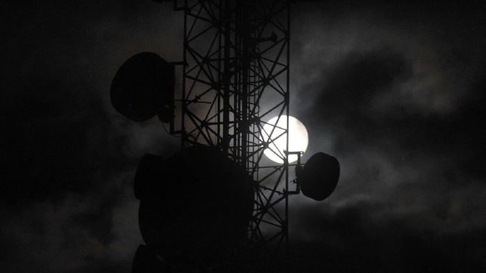 Fenomena Supermoon terakhir tahun ini, yakni Super Flower Moon, muncul pekan ini. Fenomena itu dapat dilihat mulai Rabu (6/5/2020) hingga tiga hari ke depan.