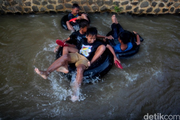 Seru Banget! Begini Cara Anak-anak Sumedang Ngabuburit di Sungai Sejumlah anak-anak mengisi waktu luanganya dengan bermain di saluran irigasi sambil menunggu berbuka puasa di Desa Hegarmanah, Sumedang, Jawa Barat.