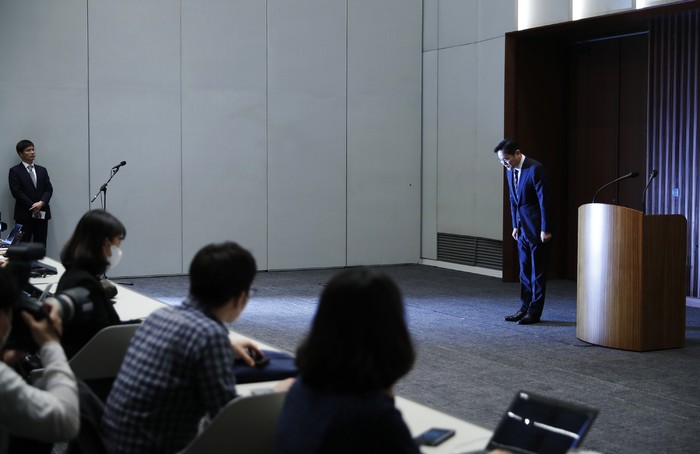 Samsung Electronics Vice Chairman Lee Jae-yong bows during a news conference at a companys office building in Seoul, South Korea, Wednesday, May 6, 2020. Lee on Wednesday issued a statement of remorse but offered no clear admission of wrongdoing over his alleged involvement in a 2016 corruption scandal that spurred massive street protests and sent South Korea’s then-president to prison. (Kim Hong-Ji/Pool Photo via AP)
