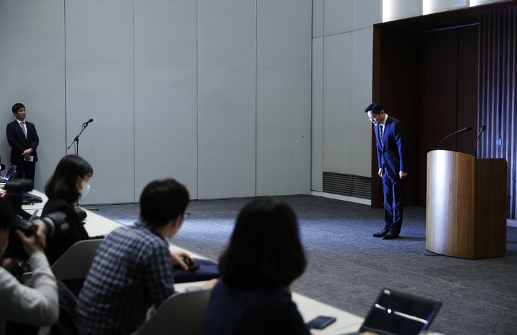 Samsung Electronics Vice Chairman Lee Jae-yong bows during a news conference at a companys office building in Seoul, South Korea, Wednesday, May 6, 2020. Lee on Wednesday issued a statement of remorse but offered no clear admission of wrongdoing over his alleged involvement in a 2016 corruption scandal that spurred massive street protests and sent South Korea’s then-president to prison. (Kim Hong-Ji/Pool Photo via AP)