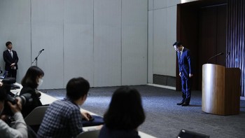 Kami telah gagal memenuhi harapan publik dan mengecewakan mereka. Kami gagal mematuhi hukum dan etika secara ketat. Semua ini salah saya, kata JY Lee seraya membungkukkan badan tanda permohonan maaf, seperti dikutip dari ZDnet. Foto: AP/Kim Hong-Ji