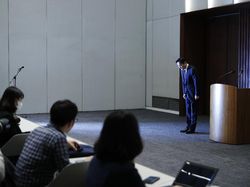 Pangeran Samsung Bungkukkan Badan Minta Maaf ke Publik