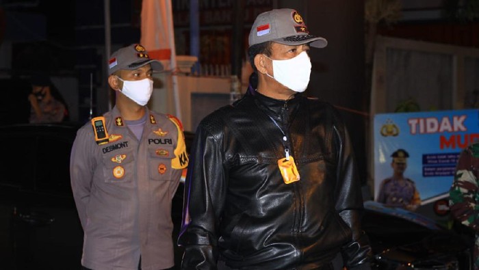Kapolda Gorontalo Brigjen Pol Adnas, saat melihat pos check point PSBB di Gorontalo. (Foto: Istimewa)