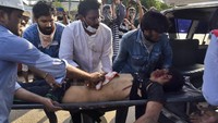 Gambar dari saluran televisi India menampilkan orang-orang, termasuk wanita dan anak-anak, terbaring di jalan-jalan Visakhapatnam, kota pelabuhan industri di negara bagian Andhra Pradesh. 
