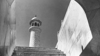 Pemandangan dari salah satu menara Taj Mahal, 1950.  Keindahannya pun terlihat dari arsitektur bumbung, kubah, dan menara yang terbuat dari marmer putih. Lalu juga ada kira-kira sebanyak 43 jenis batu. Diantaranya permata, termasuk berlian, jed, kristal, topaz dan nilam digunakan untuk membuat bangunan semakin mengagumkan. Three Lions/Getty Images.