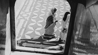 Pengunjung melintasi mosaik di lantai Taj Mahal, sekitar tahun 1954. Di sini terdapat taman, air mancur, makam, dan kolam yang memanjang nan megah rupawan. Three Lions/Getty Images.