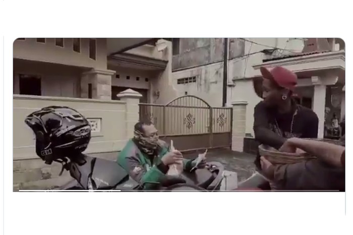 anak punk bagi takjil anak punk bagi takjil